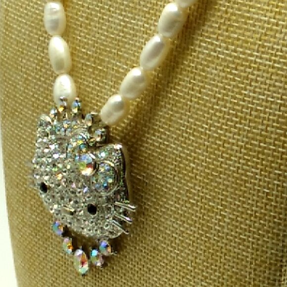 Crystal Hello Kitty Pendant on Pearl Necklace 16" - Picture 3 of 10